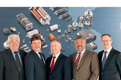 Die Geschäftsleitung von Maxon Motor (von links): Jürgen Mayer (Präsident des Verwaltungsrats), Dr. Karl-Walter Braun (Controlling), Eugen Elmiger (Vorsitzender der Geschäftsleitung, Sales & Marketing), Armin Lederer (Operations) und Ulrich Claessen Die Geschäftsleitung von Maxon Motor (von links): Jürgen Mayer (Präsident des Verwaltungsrats), Dr. Karl-Walter Braun (Controlling), Eugen Elmiger (Vorsitzender der Geschäftsleitung, Sales & Marketing), Armin Lederer (Operations) und Ulrich Claessen