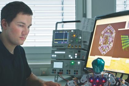 Philipp Mittendorfer (TU München) mit dem Roboter Bioloid, der 31 sechseckige Sensormodule verteilt über den ganzen Körper besitzt. Die Sensormodule messen Temperatur, Berührung und Beschleunigung, ähnlich wie die menschliche Haut. Philipp Mittendorfer (TU München) mit dem Roboter Bioloid, der 31 sechseckige Sensormodule verteilt über den ganzen Körper besitzt. Die Sensormodule messen Temperatur, Berührung und Beschleunigung, ähnlich wie die menschliche Haut.