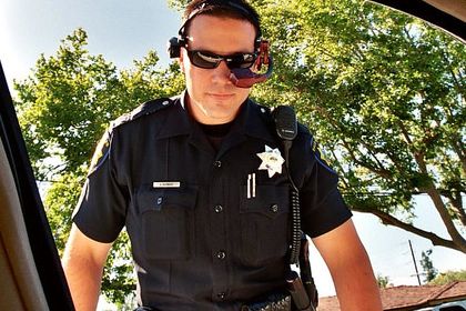 Polizist mit Golden-i-Headset, Fahrertür Polizist mit Golden-i-Headset, Fahrertür