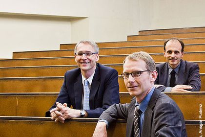 Prof. Dr. rer. nat. Karl Leo, Dr. rer. nat. Martin Pfeiffer und Dr. rer. nat. Jan Blochwith-Nimoth (v.l.n.r.) Prof. Dr. rer. nat. Karl Leo, Dr. rer. nat. Martin Pfeiffer und Dr. rer. nat. Jan Blochwith-Nimoth (v.l.n.r.)