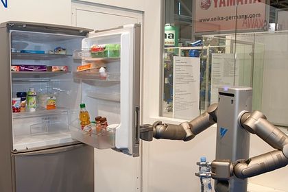 Roboter holt Getränke Roboter holt Getränke