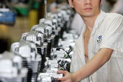 Motorenfabrik, asiatischer Mitarbeiter Motorenfabrik, asiatischer Mitarbeiter
