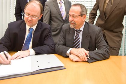 Lenze-Vorstandsmitglied Frank Maier und Hochschulpräsident Tilmann Fischer (vorn); dahinter Lenze-Personalchef Ralf Klemme sowie die Professoren Holger Borcherding und Uwe Meier (v.l.n.r.) Lenze-Vorstandsmitglied Frank Maier und Hochschulpräsident Tilmann Fischer (vorn); dahinter Lenze-Personalchef Ralf Klemme sowie die Professoren Holger Borcherding und Uwe Meier (v.l.n.r.)