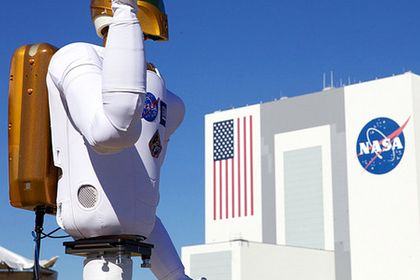 Robonaut vor dem Kennedy Space Center Robonaut vor dem Kennedy Space Center