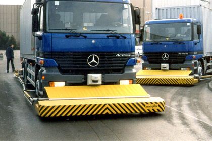 Fahrerlose Transportfahrzeuge, Meredes-Benz-LKW
