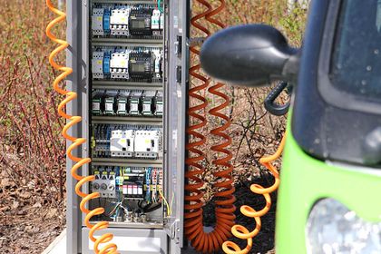 Elektrosmart vor einer Ladestation Elektrosmart vor einer Ladestation