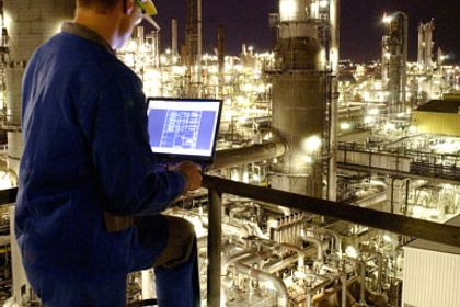 Mitarbeiter überwacht Prozess Mitarbeiter überwacht Prozess