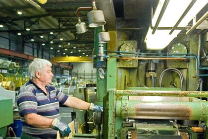 Mitarbeiter an Walzmaschine Mitarbeiter an Walzmaschine