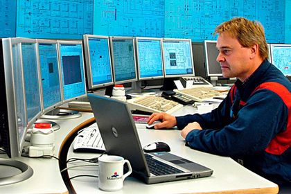 Mitarbeiter in der Steuerzentrale Mitarbeiter in der Steuerzentrale