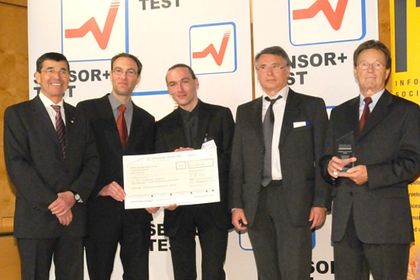 Gewinnerteam Sensor Innovationspreis 2010, Wolfgang Wiedemann, Dr. Markus Hülsbusch, Dr. Thomas Hennig, Frank Panitzsch und Dieter Römhild. (v.l.n.r) Gewinnerteam Sensor Innovationspreis 2010, Wolfgang Wiedemann, Dr. Markus Hülsbusch, Dr. Thomas Hennig, Frank Panitzsch und Dieter Römhild. (v.l.n.r)