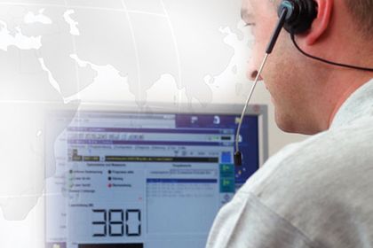 Servicemitarbeiter am Monitor