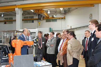 Robotik: Fraunhofer-Institut präsentiert Ergebnisse des Forschungsprojekts SMErobot Robotik: Fraunhofer-Institut präsentiert Ergebnisse des Forschungsprojekts SMErobot