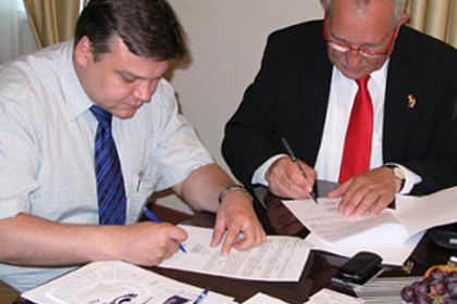 VDE/DKE Kooperation, Elektro Moskau 2009, Bernhard Thies (r.) VDE/DKE Kooperation, Elektro Moskau 2009, Bernhard Thies (r.)