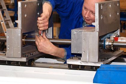 Schuler AG, BMW Group, Magnetband Platinenlader, Schuler Mitarbeiter Schuler AG, BMW Group, Magnetband Platinenlader, Schuler Mitarbeiter