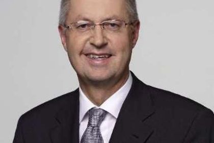 Robert Schullan (Schaeffler KG) ist neuer Vorsitzender des Fachverbands Antriebstechnik im VDMA. Er löst turnusbedingt Dr. Jürgen Onasch (Stromag) ab, der den Fachverband die letzten drei Jahre geführt hat. Robert Schullan (Schaeffler KG) ist neuer Vorsitzender des Fachverbands Antriebstechnik im VDMA. Er löst turnusbedingt Dr. Jürgen Onasch (Stromag) ab, der den Fachverband die letzten drei Jahre geführt hat.