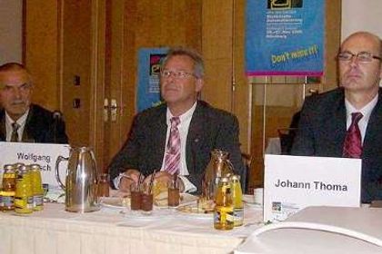 Prof. Dr.Ing. Klaus Bender (TU München), Wolfgang Tondasch (Panasonic Electric Works Deutschland) und Johann Thoma (Mesago) auf der gestrigen SPS/IPC/Drives-Pressekonferenz (v.l.n.r.) Prof. Dr.Ing. Klaus Bender (TU München), Wolfgang Tondasch (Panasonic Electric Works Deutschland) und Johann Thoma (Mesago) auf der gestrigen SPS/IPC/Drives-Pressekonferenz (v.l.n.r.)