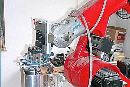 Reis Robotics: Assistent in der Schreinerei Reis Robotics: Assistent in der Schreinerei