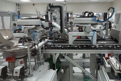 RFID, Bildverarbeitung und Robotik im Verbund RFID, Bildverarbeitung und Robotik im Verbund