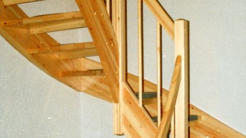 Verschraubungen der Stufen in der Lichtwange Verschraubungen der Stufen in der Lichtwange