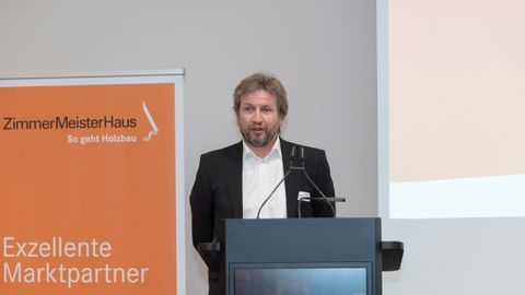 Präsident Holger Kappler begrüßt die Teilnehmer