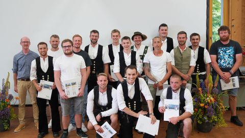 Die Absolventen des Fortbildungskurses „Geprüfter Polier Holzbau“ Die Absolventen des Fortbildungskurses „Geprüfter Polier Holzbau“