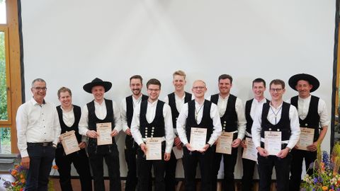 Die Absolventen des Meisterkurses für Ingenieure Architekten und Techniker Die Absolventen des Meisterkurses für Ingenieure Architekten und Techniker