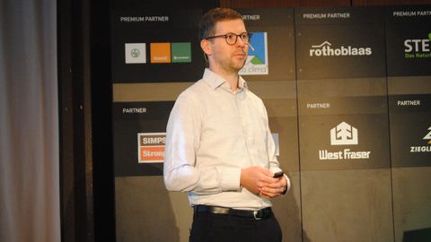 Patrick Bergmann (Madaster, Berlin) ging in seinem Vortrag auf die „Wegwerf-Mentalität“ in der Immobilienbranche ein