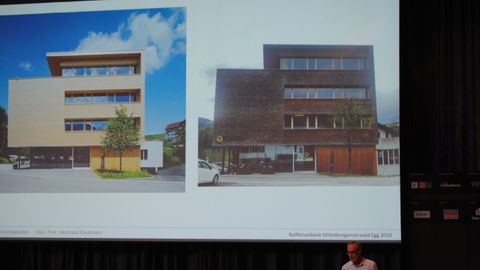 Hermann Kaufmann (HK Architekten, Schwarzach) zeigte den Kongressbesuchern zahlreiche Fotos von Holzfassaden – kurz nach deren Fertigstellung und nach mehrjähriger Verwitterungsphase