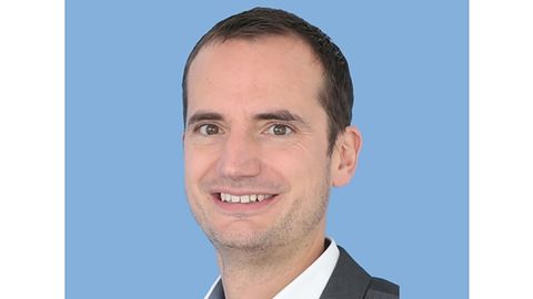 Hackwerkzeuge beim Unkraut jäten positionieren Hackwerkzeuge beim Unkraut jäten positionieren