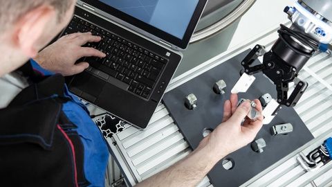 The drag&bot robotics software enables flexible production planning for industry. The drag&bot robotics software enables flexible production planning for industry.