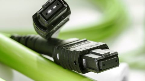 OM5-Fasern bewältigen hohe Datenvolumen: Die neue Lichtwellenleiter-Generation für datenintensive Applikationen ist mithilfe der SWDM-Technologie (Shortwave Wavelength Division Multiplexing) in der Lage, bis zu 100 Gbit/s pro Faserpaar zu übertragen. OM5-Fasern bewältigen hohe Datenvolumen: Die neue Lichtwellenleiter-Generation für datenintensive Applikationen ist mithilfe der SWDM-Technologie (Shortwave Wavelength Division Multiplexing) in der Lage, bis zu 100 Gbit/s pro Faserpaar zu übertragen.