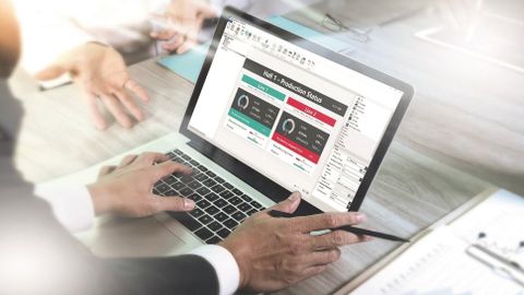 A modern tool for real-time visualization of process data has a data connection to all upstream systems and data sources and provides simple input options for employees where necessary. From these sources, it can be used in real