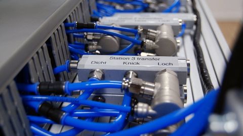 All measurement and sensor data is also automatically transferred to the Fraunhofer IPA's Industry 4.0 platform 'Virtual Fort Knox' via OPC UA and processed there for further analysis. All measurement and sensor data is also automatically transferred to the Fraunhofer IPA's Industry 4.0 platform 'Virtual Fort Knox' via OPC UA and processed there for further analysis.