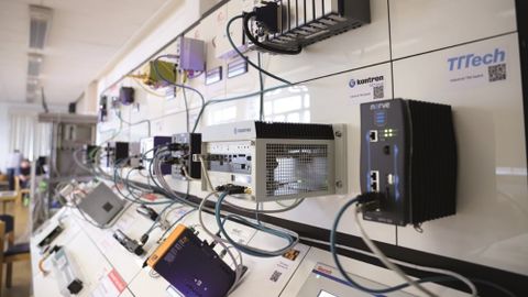 Der TSN-Demonstrator des ‚IIC TSN Testbed‘ am ISW. Gerade Testbeds spielen bei dem Einstieg in die TSN-Technologie eine wichtige unterstützende Rolle. Der TSN-Demonstrator des ‚IIC TSN Testbed‘ am ISW. Gerade Testbeds spielen bei dem Einstieg in die TSN-Technologie eine wichtige unterstützende Rolle.