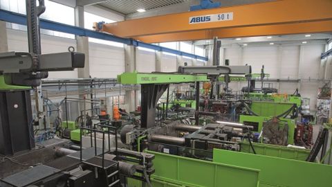 Spritzguss-Maschinen mit bis zu 32.000 kN Schließkraft fertigen bei Mitschke Kunststoffteile bis 30 kg mit Abmessungen bis 2200 mm. Spritzguss-Maschinen mit bis zu 32.000 kN Schließkraft fertigen bei Mitschke Kunststoffteile bis 30 kg mit Abmessungen bis 2200 mm.