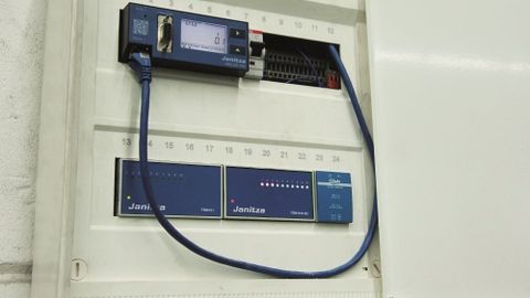 Das Messgerät ‚UMG 605-Pro‘ (mit Feldbus-Modulen) bezieht die gemessene Wirkenergie und den Synchronisationsimpuls direkt vom Stromzähler des Energieversorgers. Das Messgerät ‚UMG 605-Pro‘ (mit Feldbus-Modulen) bezieht die gemessene Wirkenergie und den Synchronisationsimpuls direkt vom Stromzähler des Energieversorgers.