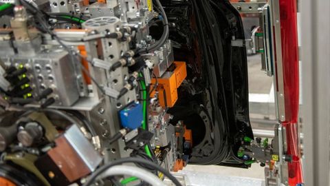 The spatial robot coordinate base is adapted to the actual component position in the door frame using the data from the 'VMT OSC6D', The spatial robot coordinate base is adapted to the actual component position in the door frame using the data from the 'VMT OSC6D',