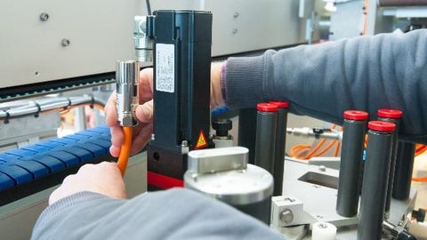 Single-cable connection technology from Kollmorgen Single-cable connection technology from Kollmorgen