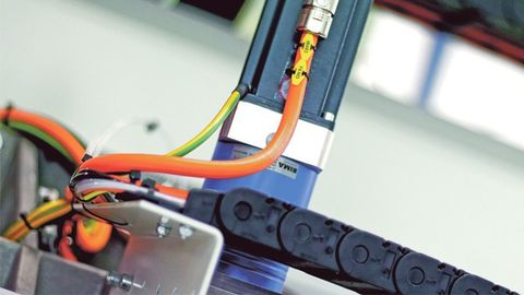 Hybrid cable with feedback wires in the servo cable Hybrid cable with feedback wires in the servo cable