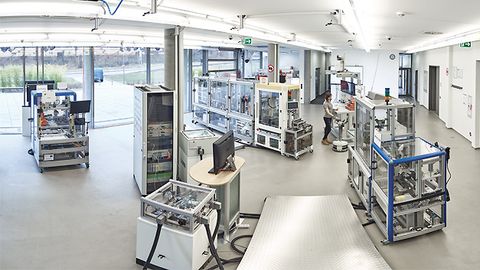Ortsübergreifender Charakter der SmartFactory-KL-Produktionsanlage Ortsübergreifender Charakter der SmartFactory-KL-Produktionsanlage