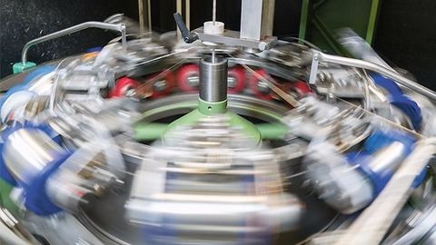 Verzinnte Kupferdrähte werden um die Leitungen geflochten