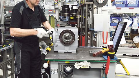 Die fahrende Werkbank in der Getriebemotoren-Fabrik von SEW-Eurodrive