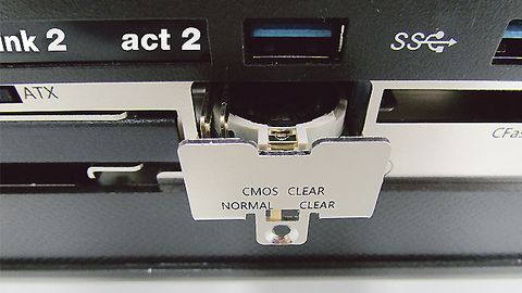 CMOS-Batterie, SIM-Karte und eines der 2,5-Zoll-Laufwerke des Box PC sind über die Service-Blende wechselbar
