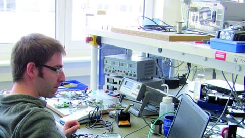 Mesco, Testingenieur verifiziert die Elektronik Mesco, Testingenieur verifiziert die Elektronik