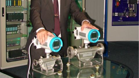 Hans-Georg Kumpfmüller präsentiert die neue Generation Coriolis-Massedurchflussmessgeräte, deren kurze Einbaulängen auf der Achema 2012 als Maßstab gelten. Hans-Georg Kumpfmüller präsentiert die neue Generation Coriolis-Massedurchflussmessgeräte, deren kurze Einbaulängen auf der Achema 2012 als Maßstab gelten.