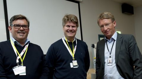 Veli-Matti Reinikkala, Leiter der ABB-Division Process Automation, Per Erik Holsten, Leiter Process Automation Norwegen und Øivind Nilsen von Statoil. Veli-Matti Reinikkala, Leiter der ABB-Division Process Automation, Per Erik Holsten, Leiter Process Automation Norwegen und Øivind Nilsen von Statoil.