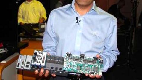 Technischer Direktor Rahman Jamal mit der Embedded-Variante (rechts) des Compact-RIOs, für das es jetzt auch ein über Ethercat - und damit deterministisch - vernetztes Erweiterungs-Chassis gibt.