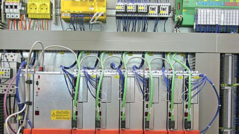 Der Schaltschrank des Biegeautomaten: Der integrierte Motion-Controller befindet sich im Mastermodul des Mehrachs-Servoverstärkers ganz links. Er übernimmt auch das Datenmanagement des gesamten Achsverbunds, zum Beispiel das automatische Einspielen d Der Schaltschrank des Biegeautomaten: Der integrierte Motion-Controller befindet sich im Mastermodul des Mehrachs-Servoverstärkers ganz links. Er übernimmt auch das Datenmanagement des gesamten Achsverbunds, zum Beispiel das automatische Einspielen d
