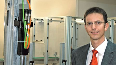Dr. Markus Müller, Robotik-Pionier bei SEW: „Die IEC 61131-3 eignet sich hervorragend für modulare Bahnsteuerungen.”œ Dr. Markus Müller, Robotik-Pionier bei SEW: „Die IEC 61131-3 eignet sich hervorragend für modulare Bahnsteuerungen.”œ