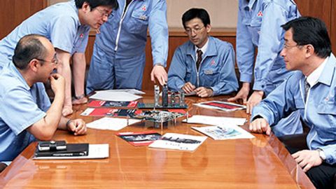 Die Entwicklungsmannschaft: (v.l.n.r.) Tomoyuki Kobayashi, Bereichsleiter Roboter-Entwicklung; Makoto Nishimura, Leiter Bereich 3 Antriebssystementwicklung; Kumio Saito, Gruppenleiter Controller Planning; Hikaru Kaneko, Leiter der Sparte CNC-Systeme; Die Entwicklungsmannschaft: (v.l.n.r.) Tomoyuki Kobayashi, Bereichsleiter Roboter-Entwicklung; Makoto Nishimura, Leiter Bereich 3 Antriebssystementwicklung; Kumio Saito, Gruppenleiter Controller Planning; Hikaru Kaneko, Leiter der Sparte CNC-Systeme;
